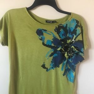 Apt 9 Top with Flower Sequin motif. Short sleeve. Green.  Petite Medium